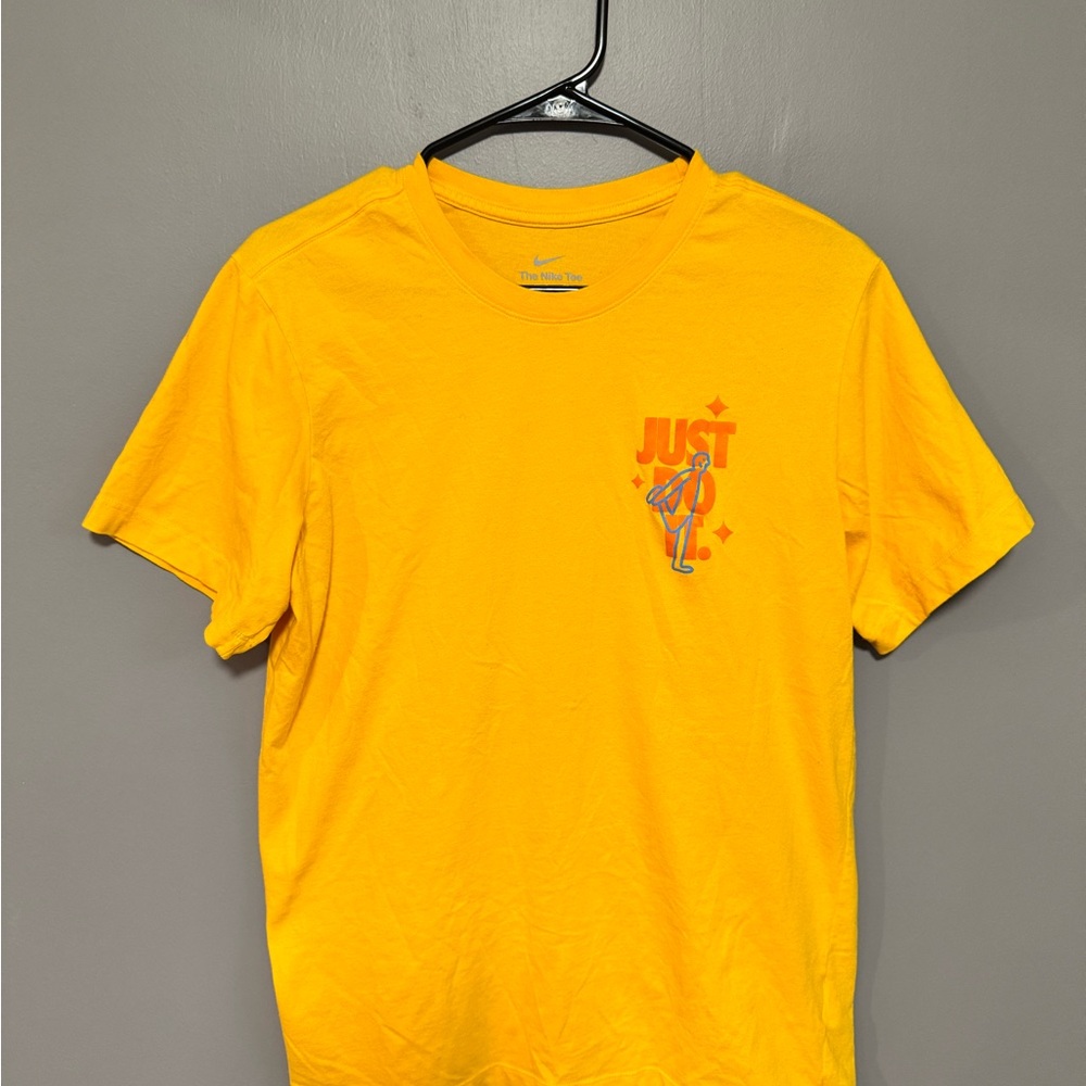 Nike Men's Yellow Graphic T-Shirt